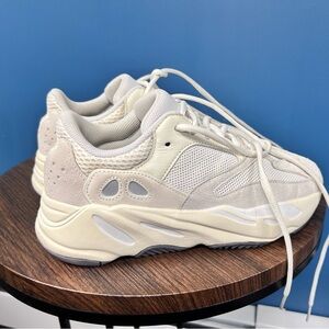 Yeezy Boost 700 - Used